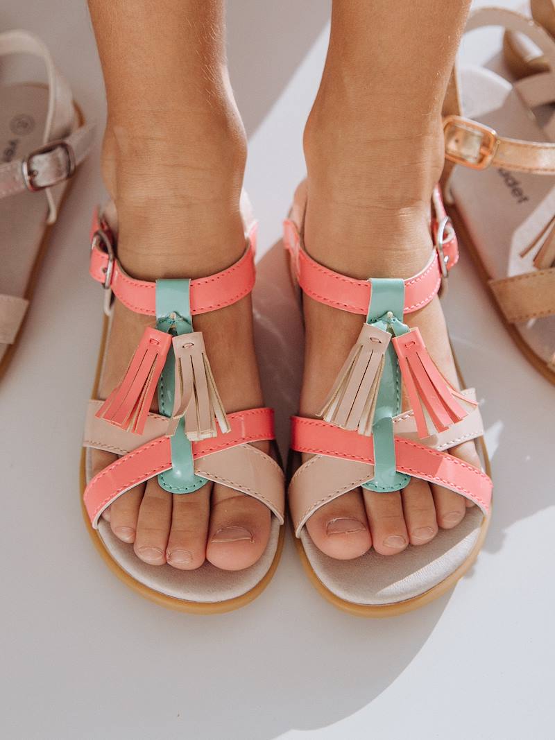 https://kids-avenue.com.ua/pages/gallery/2685/sandales-fantaisie-pompons-fille (5).jpg